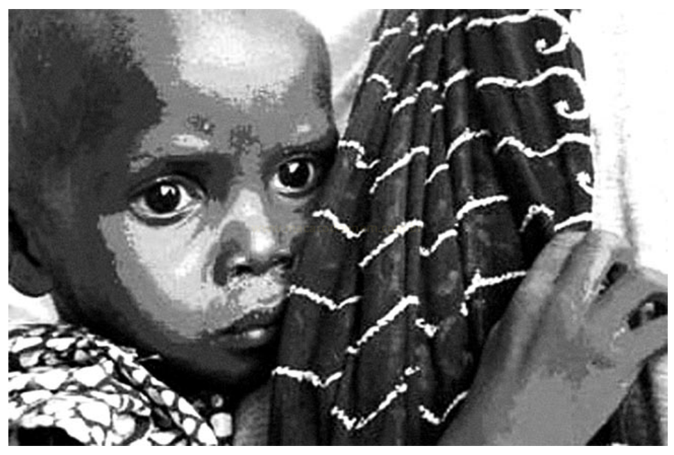 Fotografia em preto e branco de uma criança de olhos grandes escondida atrás de um tecido escuro com linhas onduladas.