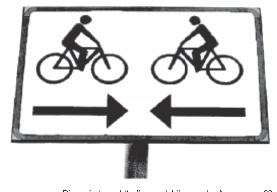 Placa de trânsito com duas silhuetas de ciclistas e setas apontando em sentidos opostos.