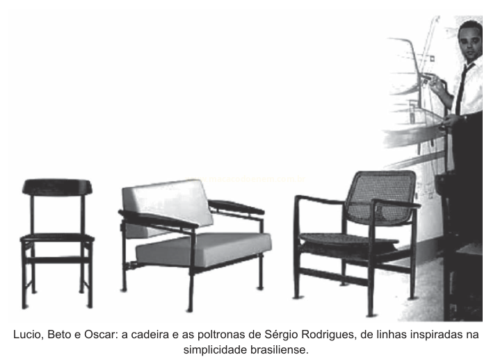 Fotografia em preto e branco de uma cadeira e duas poltronas de estrutura metálica, com um homem ao fundo.