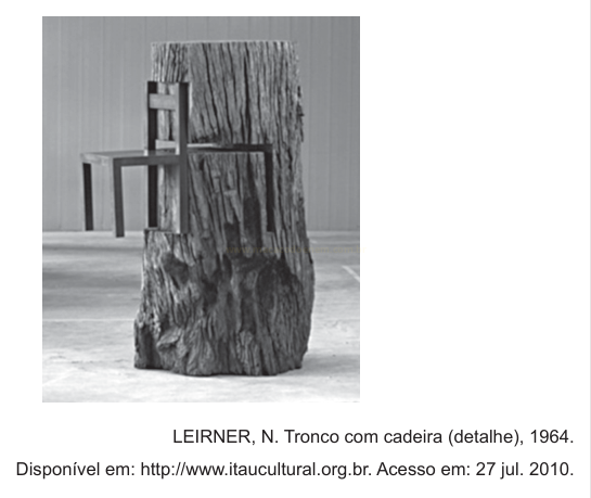 Fotografia em preto e branco de uma escultura formada por um tronco de árvore com uma cadeira incrustada.