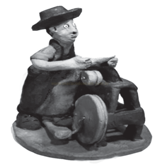 Escultura em cerâmica de uma pessoa com chapéu de aba larga trabalhando junto a uma roda circular.