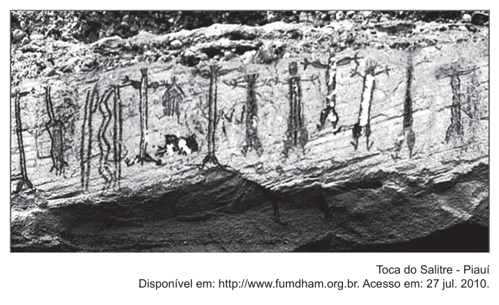 Fotografia de pinturas rupestres com figuras humanas e traços verticais em um painel de rocha.