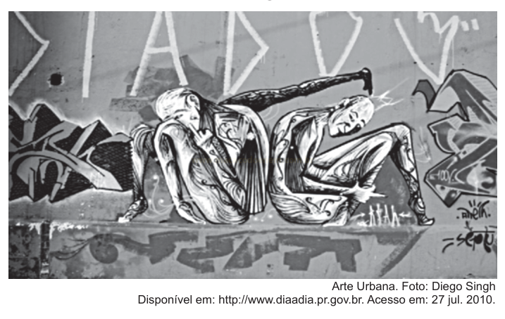 Fotografia de um grafite com duas figuras humanas estilizadas desenhadas em branco sobre um muro.