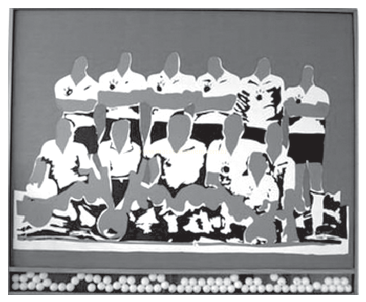 Estêncil em preto e branco de um time de futebol com jogadores sem rosto e uma fileira de bolas na base.