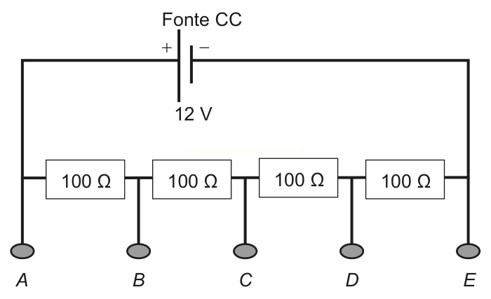 Circuito com fonte de 12 V e quatro resistores de 100 Ω em série, com terminais identificados de A a E.
