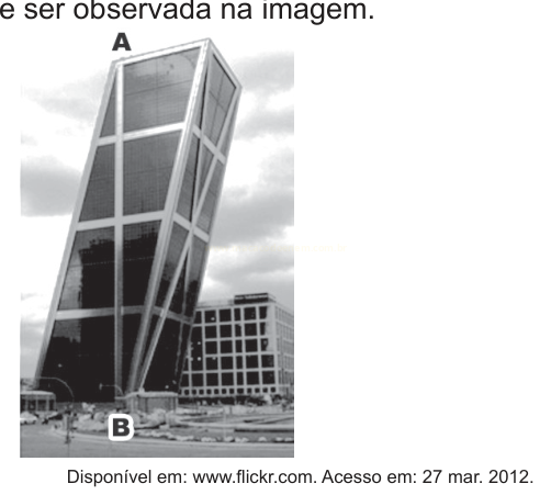 Fotografia em preto e branco de um arranha-céu alto e inclinado, com as marcações A e B.