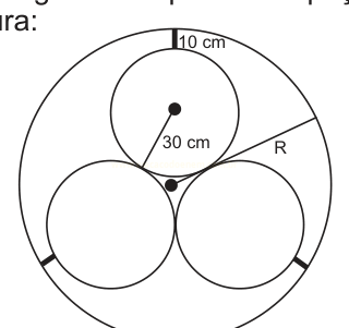 Figura com um círculo grande de raio R contendo três círculos iguais tangentes e um pequeno círculo central, com medidas de 30 cm e 10 cm.