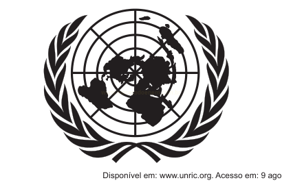 Emblema circular com ramos de folhas envolvendo um mapa-múndi em projeção polar.