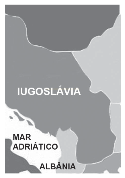 Mapa em tons de cinza destacando a Iugoslávia, com o Mar Adriático e a Albânia indicados.