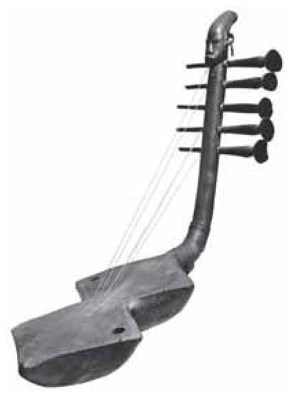 Fotografia em preto e branco de um instrumento musical de cordas com braço curvo e várias cravelhas laterais.
