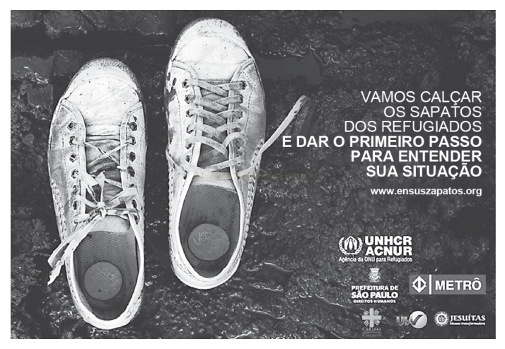 Fotografia em preto e branco de dois tênis gastos e sujos sobre asfalto molhado, ao lado de texto sobre refugiados.