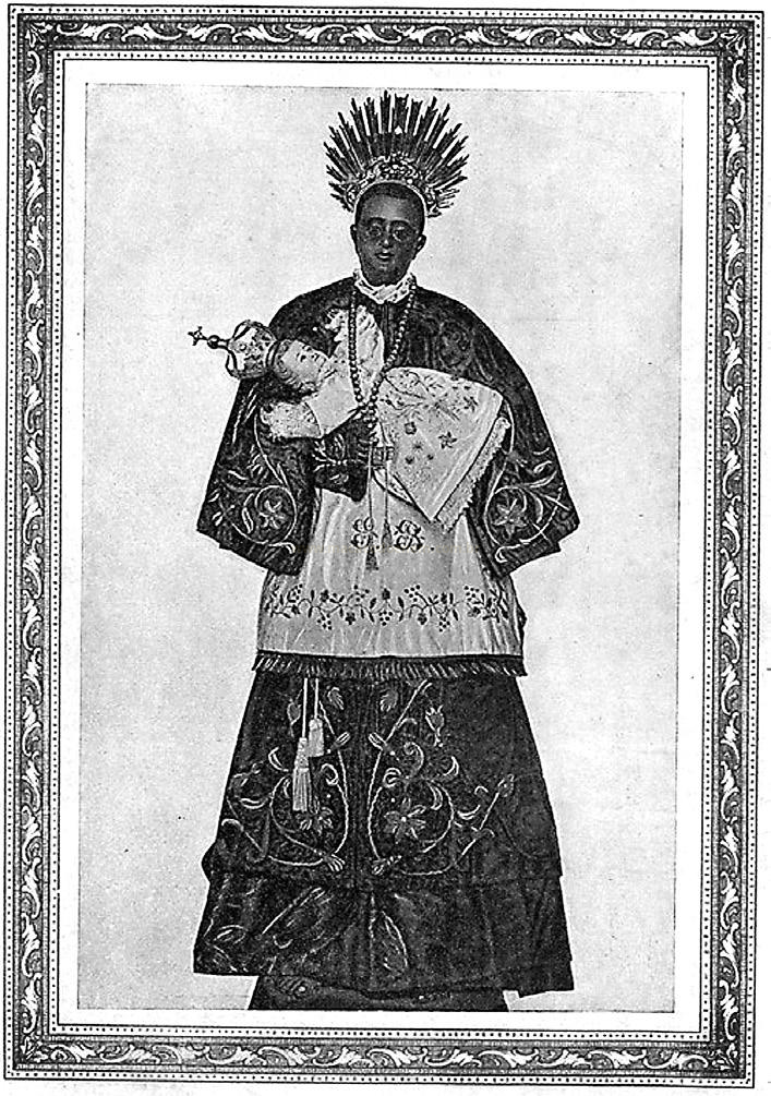 Ilustração antiga em preto e branco de uma pessoa com coroa de pontas e traje cerimonial bordado, dentro de moldura decorativa.