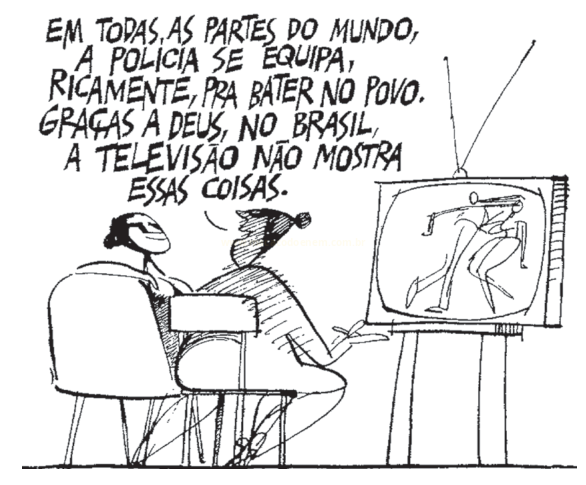 Charge em preto e branco de um casal assistindo a uma TV que exibe uma cena de violência policial.