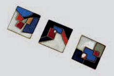 Três pequenas obras quadradas de arte abstrata geométrica em azul, vermelho, preto e branco.