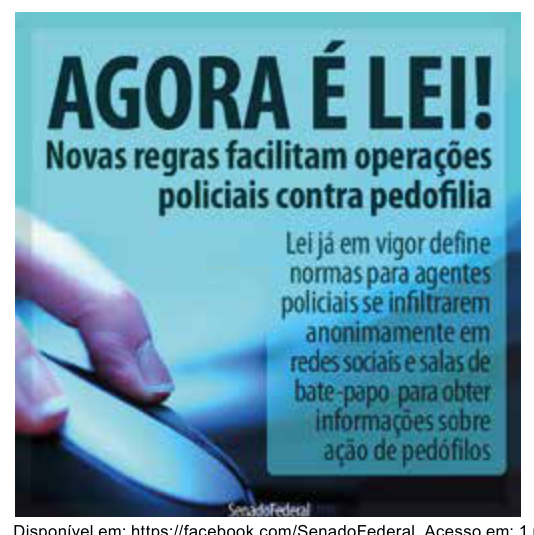 Cartaz azul sobre a lei que facilita operações policiais contra a pedofilia, com uma mão usando o mouse ao fundo.