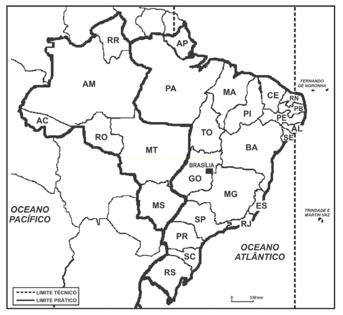 Mapa do Brasil com estados identificados por siglas, oceanos, arquipélagos e legenda de limites.