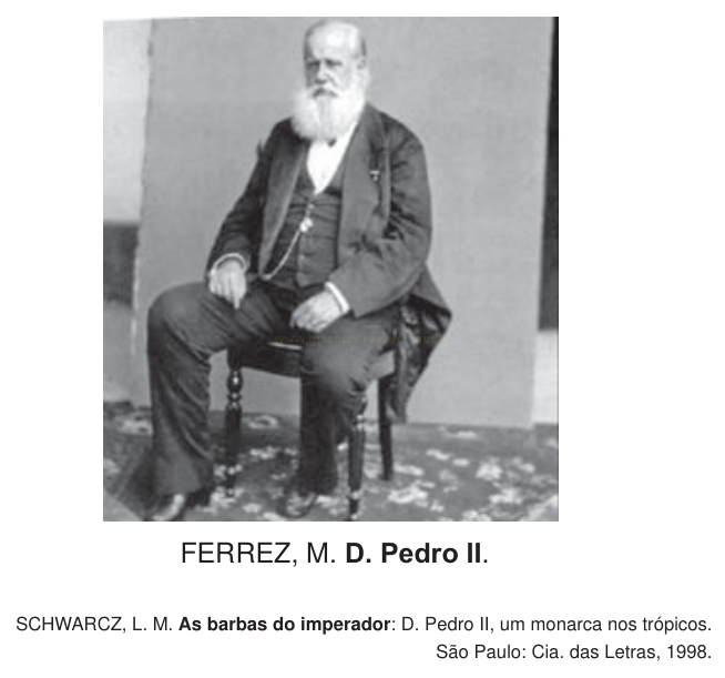Fotografia em preto e branco de um homem idoso de barba branca sentado, identificado na legenda como D. Pedro II.