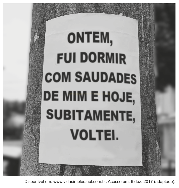 Fotografia em preto e branco de um cartaz colado em um poste com uma frase sobre sentir saudades de si mesmo.