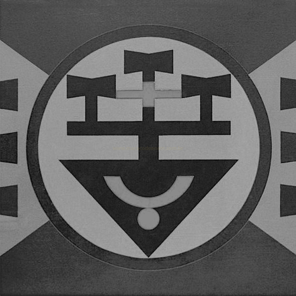 Emblema circular em tons de cinza com monograma escuro e faixas horizontais com retângulos dos dois lados.