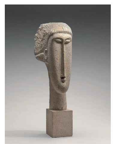 Fotografia de escultura de pedra de uma cabeça alongada e estilizada sobre base cúbica.