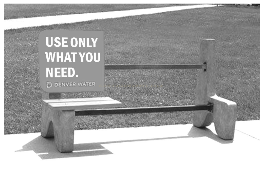 Fotografia em preto e branco de um banco com uma placa que diz USE ONLY WHAT YOU NEED, da Denver Water.