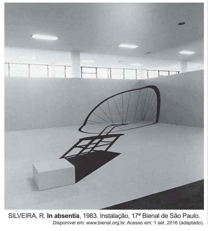 Fotografia de instalação com desenho de janela em perspectiva na parede e sombra projetada no chão de uma sala branca.