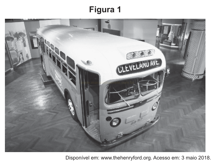 Fotografia em preto e branco de ônibus antigo com placa "Cleveland Ave", exposto em museu.