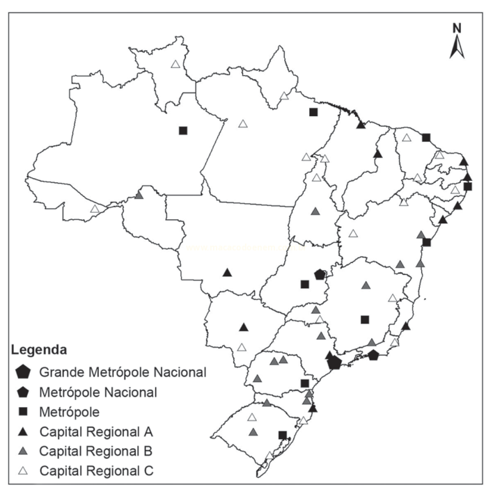 Mapa do Brasil com símbolos indicando metrópoles e capitais regionais, acompanhado de legenda e indicação de norte.
