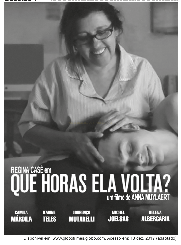 Cartaz em preto e branco do filme "Que horas ela volta?", com mulher de óculos sorrindo sobre um homem deitado.