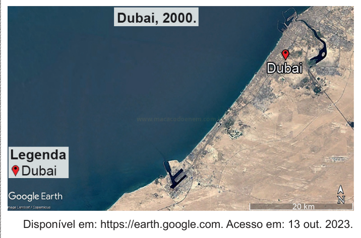 Imagem de satélite de Dubai em 2000, com mar, faixa de deserto, legenda e escala de 20 km.
