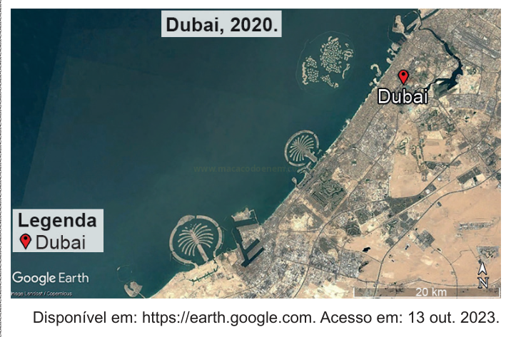 Imagem de satélite de Dubai em 2020, mostrando ilhas artificiais em forma de palmeira e área urbana densa.