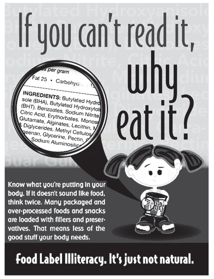 Cartaz educativo em inglês sobre rótulos de alimentos, com uma lupa ampliando ingredientes e uma menina segurando um pacote de salgadinho.