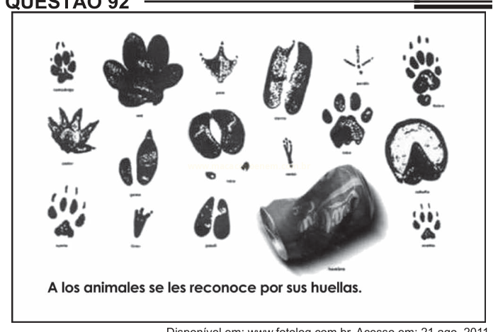 Conjunto de pegadas de diferentes animais e uma lata de refrigerante amassada, com a frase "A los animales se les reconoce por sus huellas".