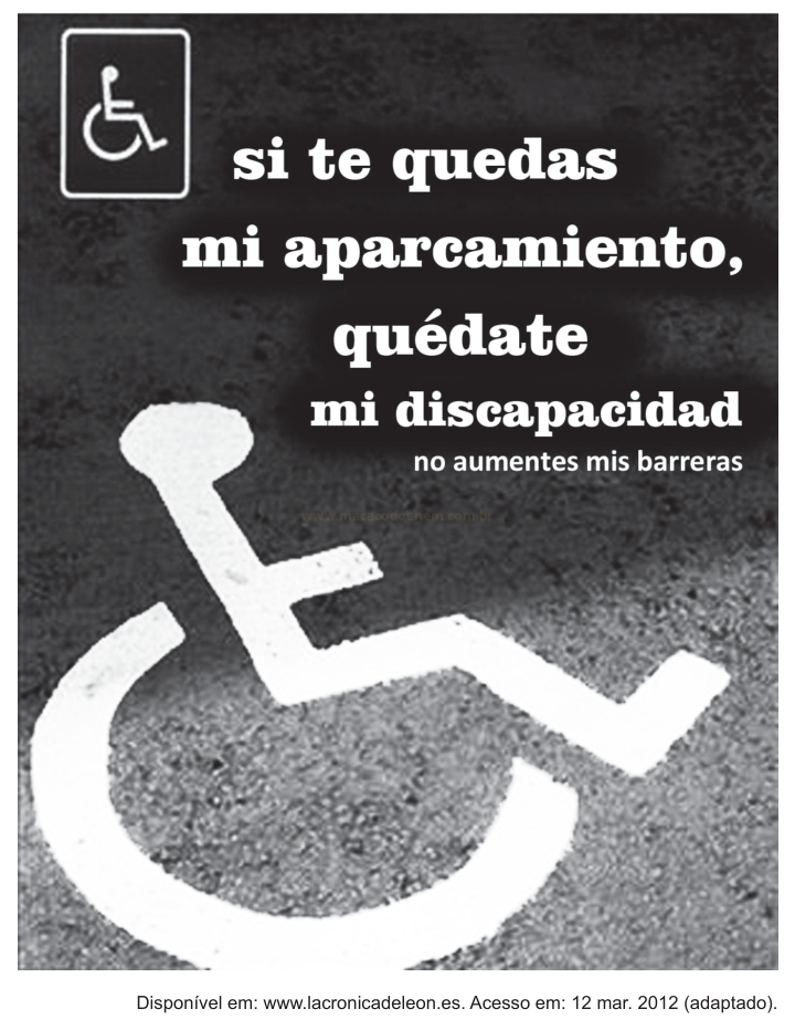 Cartaz com o símbolo de acessibilidade pintado de forma deformada no chão e um texto em espanhol sobre não ocupar a vaga de estacionamento reservada.