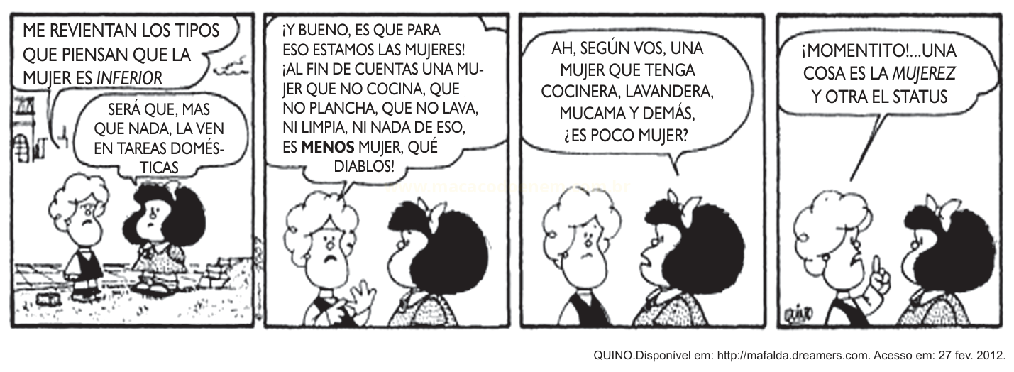 Tirinha de quatro quadros em espanhol com duas meninas discutindo o papel da mulher nas tarefas domésticas.