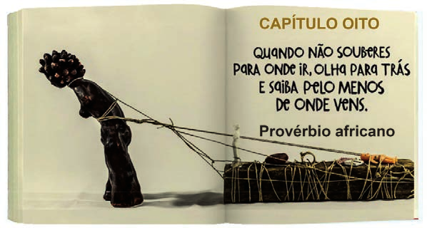Página de livro com o título 'Capítulo Oito', o provérbio africano sobre olhar para trás e a foto de uma escultura de figura curvada arrastando um bloco amarrado.